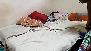 แม่เลี้ยงโดนลูกเลี้ยงจับได้ตอนเสียวตัวเอง ได้พุ่งน้ำใหญ่และฉีดหน้าหลังเซสชั่นหนัก