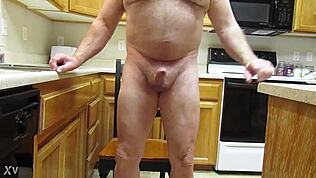 Alasti ja pystyssä keittiön tuolissa