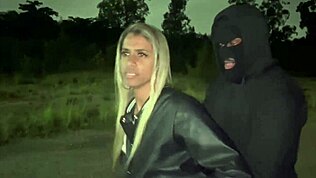 Hustru knullar annan framför hörnan på offentlig plats