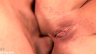 Cathy Heaven syö kurkkuun ja ottaa perseeseen kun cuckold aviomies katsoo