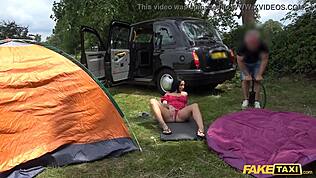 フェイクタクシー英国ルーシー・レインが運転手デカ白チン野外POVバック