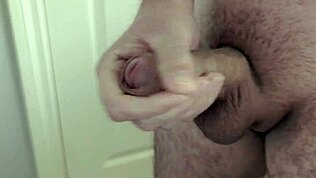 Schau dir diesen Slow-Motion-Cumshot im Bad an, der ist intensiv