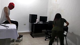 A enfermeira cuida dos pacientes de jeito tarado rebolando o rabo