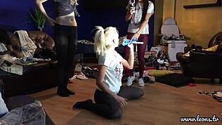 섹시한 작은 18+ 여자들이 속옷 입어보다가 야한 파티로 변해