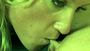 Jewels West og venninnen utforsker lesbisk fitte