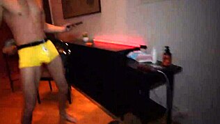 Sex dur cu brunetă excitată la petrecere