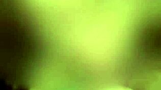 Mijn minnaar spuit mijn tieten vol zaad terwijl man tieten en pik zuigt