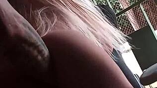 Я засунул руку в жопу блондинке-секс-игрушке! Оргазм на улице!