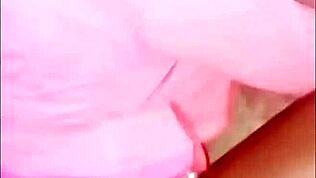 Geto kurba dobi muco in rit raztegnjeno in polizano, preden jo upognejo in trdo nabijejo z cumshotom na veliko rit