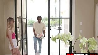 Micuta de 18+ cu țâțe mici, blondina Molly Little surprinsă de o pulă neagră mare