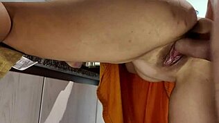 Мачеха оплодотворяется на кухне с пышным телом в позе раком