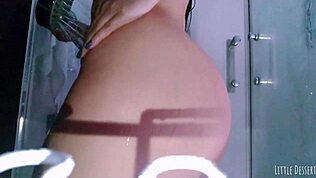 Seksowna Latynoska Mocno Klapsuje Dużą Dupę pod Prysznicem