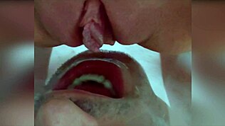 Dominatrix močí do úst pro pití a polykání moči!