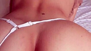 Aku Menikmati Pantat Besar Tetangga Morena. Kurvanya Bikin Gila