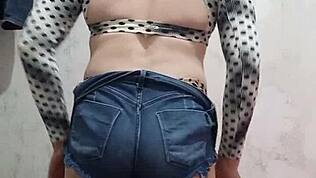 Latin transzvesztita csábítóan twerkel szűk sortban fétis vonzerővel