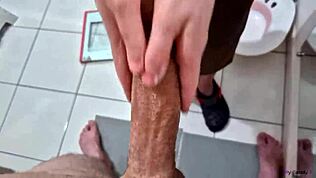 Moja domača medicinska sestra opere moj kurac in me naredi, da končam.