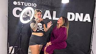 Tatuażysta liże mokrą cipkę aż klientka spuszcza się w jej usta