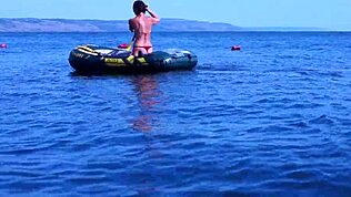 Nyt en båttur på Volga-elven i bikini.