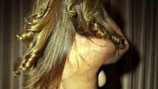 anastasia paderina iç çamaşırında doğal memelerini sergileyerek striptiz yapıyor