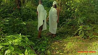 Zunanji jebanje v grmovju s poredno bivšo punco, veliki črni kurac in izliv