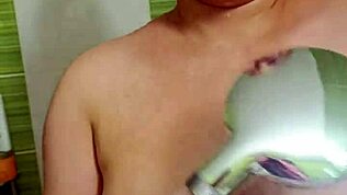 Η έξαψη με τα γεμάτα βυζιά να κάνουν μπάνιο στο ντους, φυσικά καυλάκια