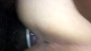 Hvit jente i rosa truser møter stor svart venn