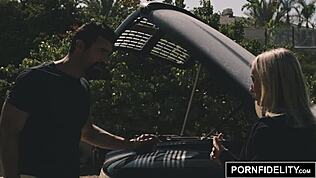 פורנפידליטי בלונדינית חמה ריילי רייס מקבלת זיין תחת חזק