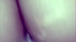 Starbaby chorrea y folla a la perfección con fisting y lamidas.