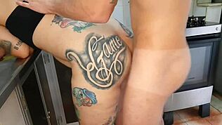 Mand spiser pigemadens fisse i køkkenet uden kondom