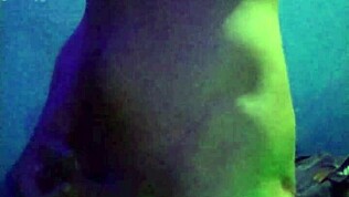 Tämä seksikäs latina-opettaja ajelee ja masturboi oppilaidensa kanssa bileissä!