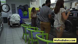 Seksi tinejdžerka 18+ brineta Niki Mars sa velikim dupetom jebana od Džejsona Legenda u javnoj perionici