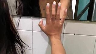 Jebe mojo tesno rit v kopalnici!