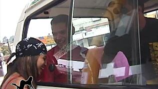 포르노 스타들이 주유소 섹시녀 꼬셔서 섹스 촬영