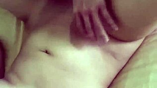 נתקלתי בילדה קטנה צעירה עם שתי כוסות בסביבה ביתית