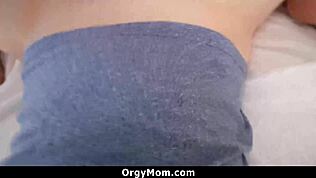 Pasierb nie mógł się oprzeć niegrzecznej macosze - poszedł na całość w dziką orgię z milfą i wielkim kutasem