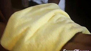 Duas negonas dividem massagem relaxante e safada