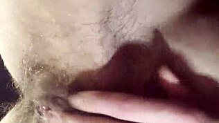 Lerares vingert haar harige natte kut tijdens snelle pauze