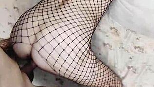 Milfă matură supusă aplecată în ciorapi și lenjerie pentru anal doggy intens