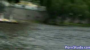 Jeg rir vannsykkel naken i det offentlige, oops klær revet