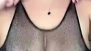 Eu fodo essas tetas naturais enormes de lingerie por cima