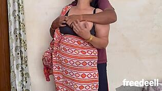 Anak tiri sebenar perlahan-lahan menawan emak tiri dengan daya tarikan di rumah sambil mereka berhubung atas tugas harian