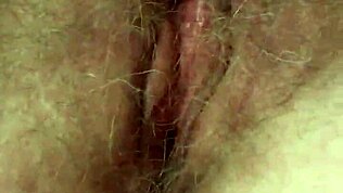 Tako sem napaljena masturbiram svojo kosmato pičko