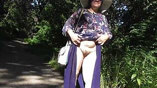 מבוגרת שיערית מציגה כוס בפארק ציבורי!