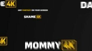 Swap4k: Vera Jarw a Veronica Leal hrajú perverznú hru, delia si obrovský chuj na gauči, pár sa pozerá