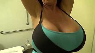 Gđa James Istura Svoje Ogromne Lažne Sise U Velikom Bikiniu 😍