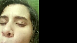 この小さな18+痴女が本物のチンポをアナルで渇望