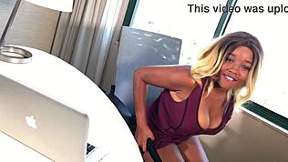 כשהבוס לא כאן, אני קורעת את הבגדים ומשחקת עם הכוס העסיסית שלי