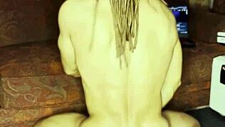 Roztažená kunda s obřím dildem a hračkami pro bisex zábavu 😏