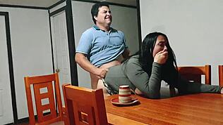 Hey, Mau Liat Aku Ngentot Ibu Tiri di Meja?