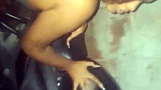 עצירה עם אופנוע בסמטה מובילה למפגש אינטימי מהיר עם בגדים קרועים